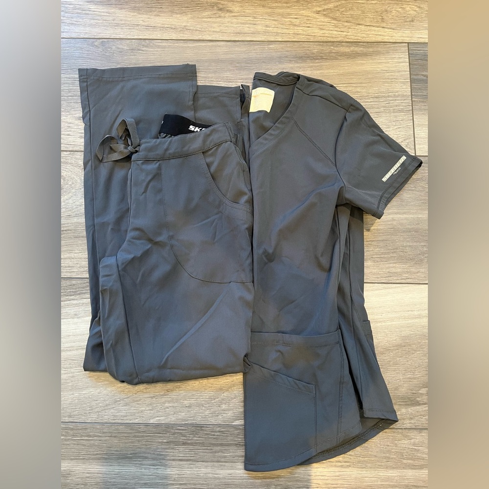Sketchers scrub set